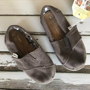 Toms Boy’s Tiny Classic. Size 6.